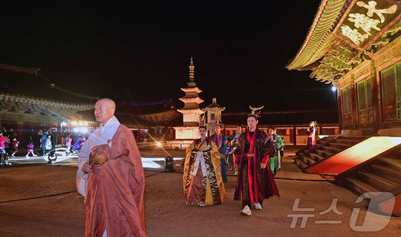 (경주=뉴스1)  사진공동취재단 = '2025 세계유산축전'을 맞아 지난 25~27일 사흘간 경주 불국사 청운교와 백운교에서 '빛으로 쓰는 이야기 IN 불국사'행사가 열렸다. 이번 …