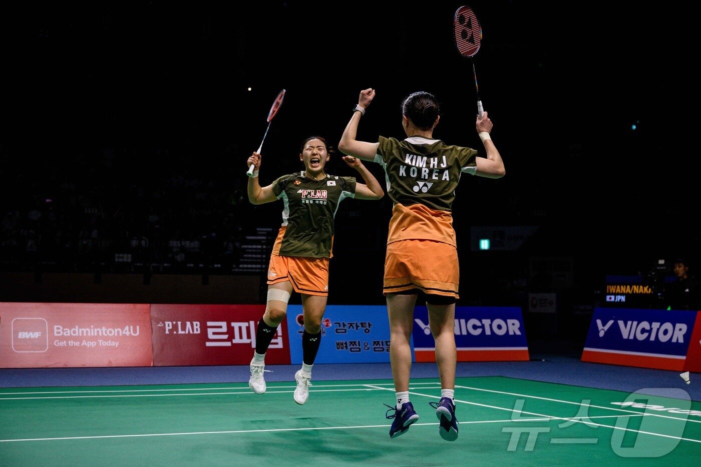 본문 이미지 - 배드민턴 코리아 오픈 여자 복식 정상에 오른 공희용&#40;왼쪽&#41;과 김혜정.  ⓒ AFP=뉴스1