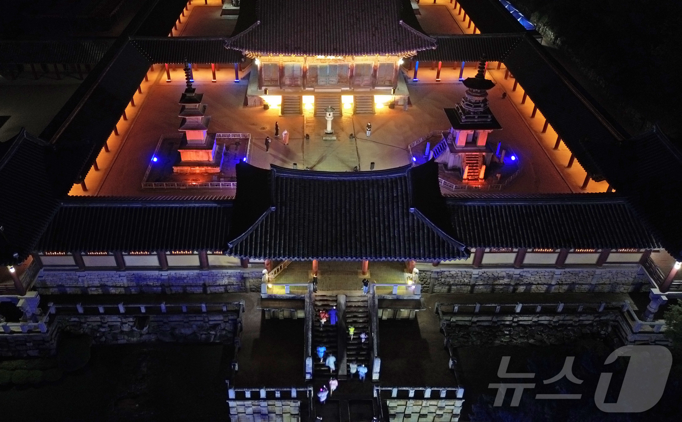 (경주=뉴스1)  사진공동취재단 = '2025 세계유산축전'을 맞아 지난 25~27일 사흘간 경주 불국사 청운교와 백운교에서 '빛으로 쓰는 이야기 IN 불국사'행사가 열렸다. 이번 …