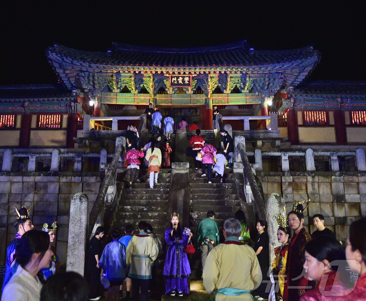 (경주=뉴스1)  사진공동취재단 = '2025 세계유산축전'을 맞아 지난 25~27일 사흘간 경주 불국사 청운교와 백운교에서 '빛으로 쓰는 이야기 IN 불국사'행사가 열렸다. 이번 …