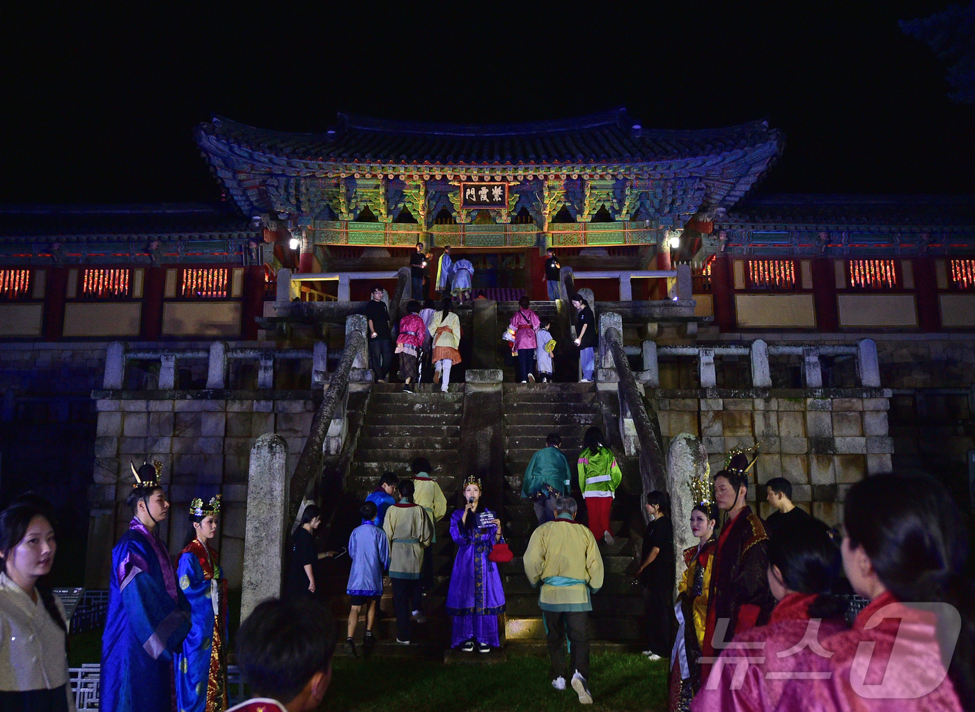 (경주=뉴스1)  사진공동취재단 = '2025 세계유산축전'을 맞아 지난 25~27일 사흘간 경주 불국사 청운교와 백운교에서 '빛으로 쓰는 이야기 IN 불국사'행사가 열렸다. 이번 …