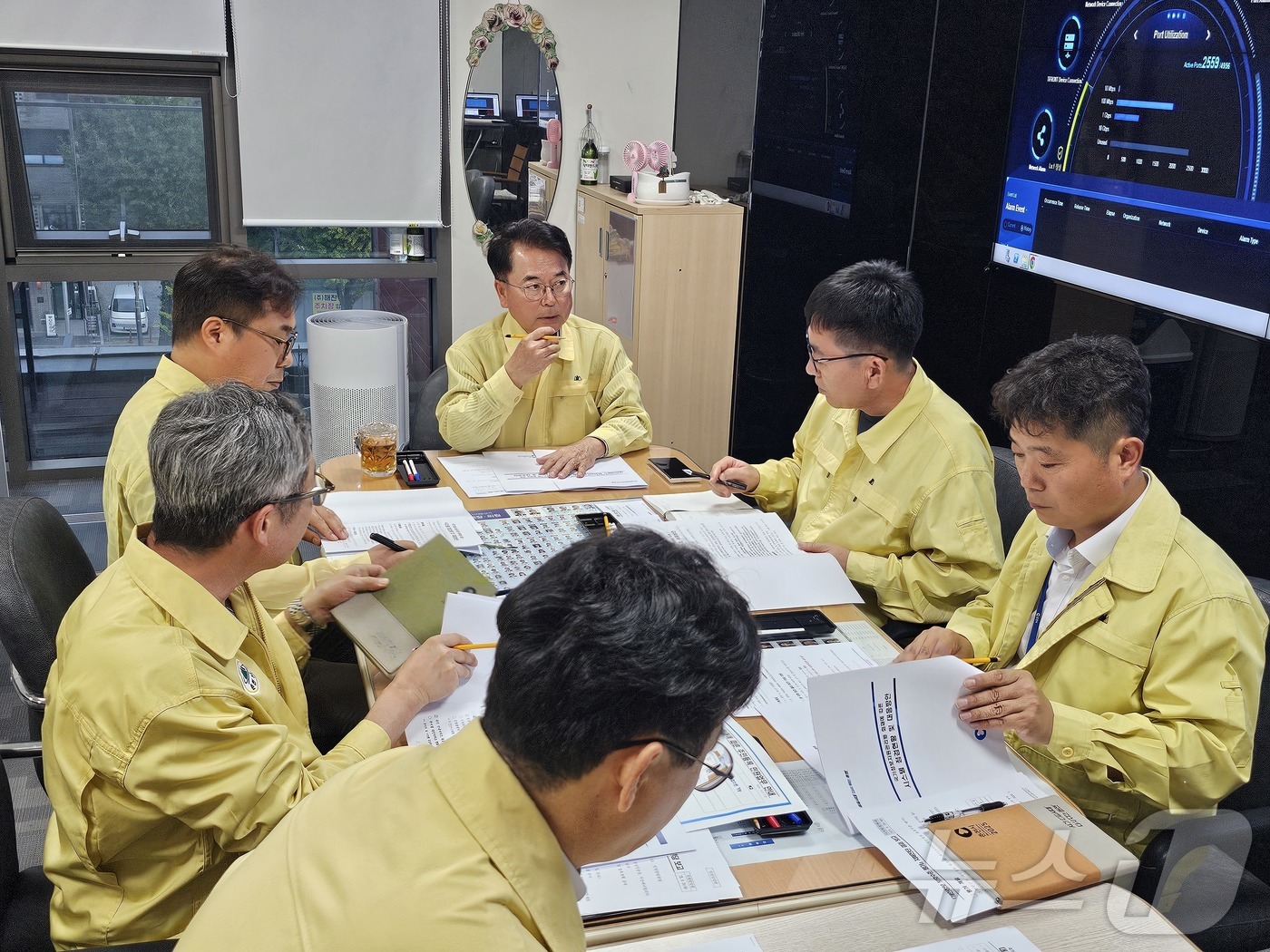 (춘천=뉴스1) 한귀섭 기자 = 해외 일정을 마치고 귀국한 육동한 춘천시장이 28일 오후 공항에서 곧바로 시청으로 복귀해 국가정보자원관리원 화재로 인한 전산망 장애 대응 상황을 긴 …