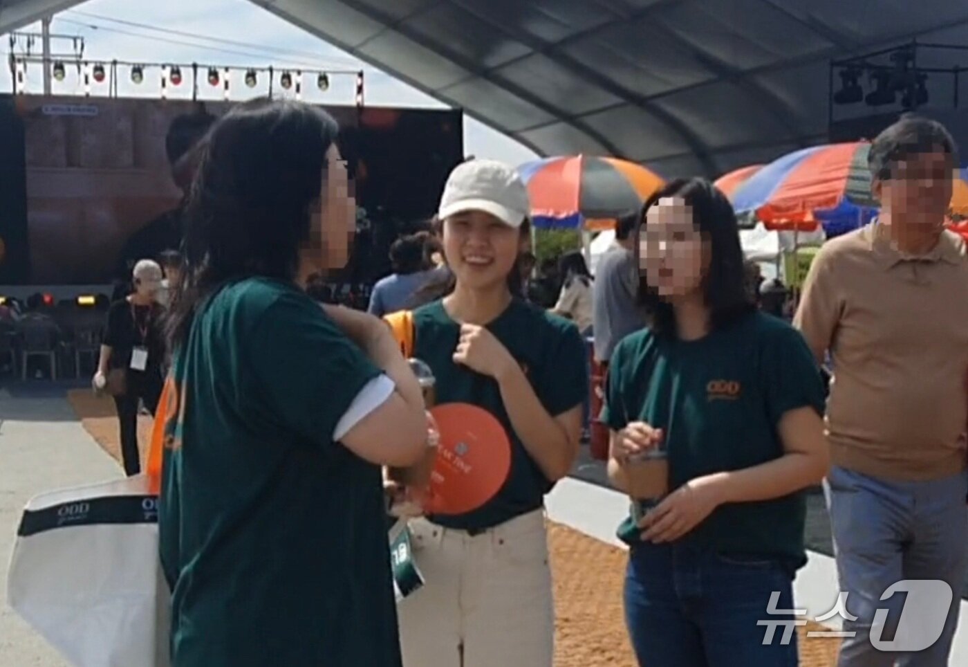 본문 이미지 - 김현영 하림지주 차장(가운데)이 26일 전북 익산 하림 퍼스트키친에서 열린 식품문화축제 'NS푸드페스타 2025 in 익산'에서 '오드그로서' 브랜드존을 방문해 동료 직원들과 대화를 하고 있다.