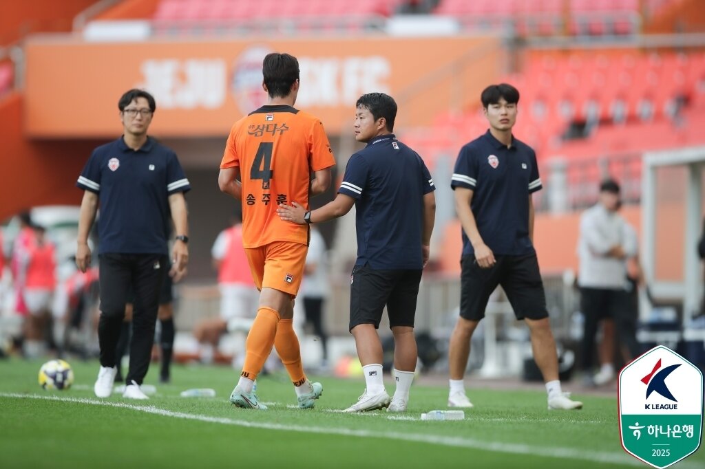 본문 이미지 - 불필요한 파울로 퇴장 당하는 제주 SK 수비수 송주훈(한국프로축구연맹 제공)
