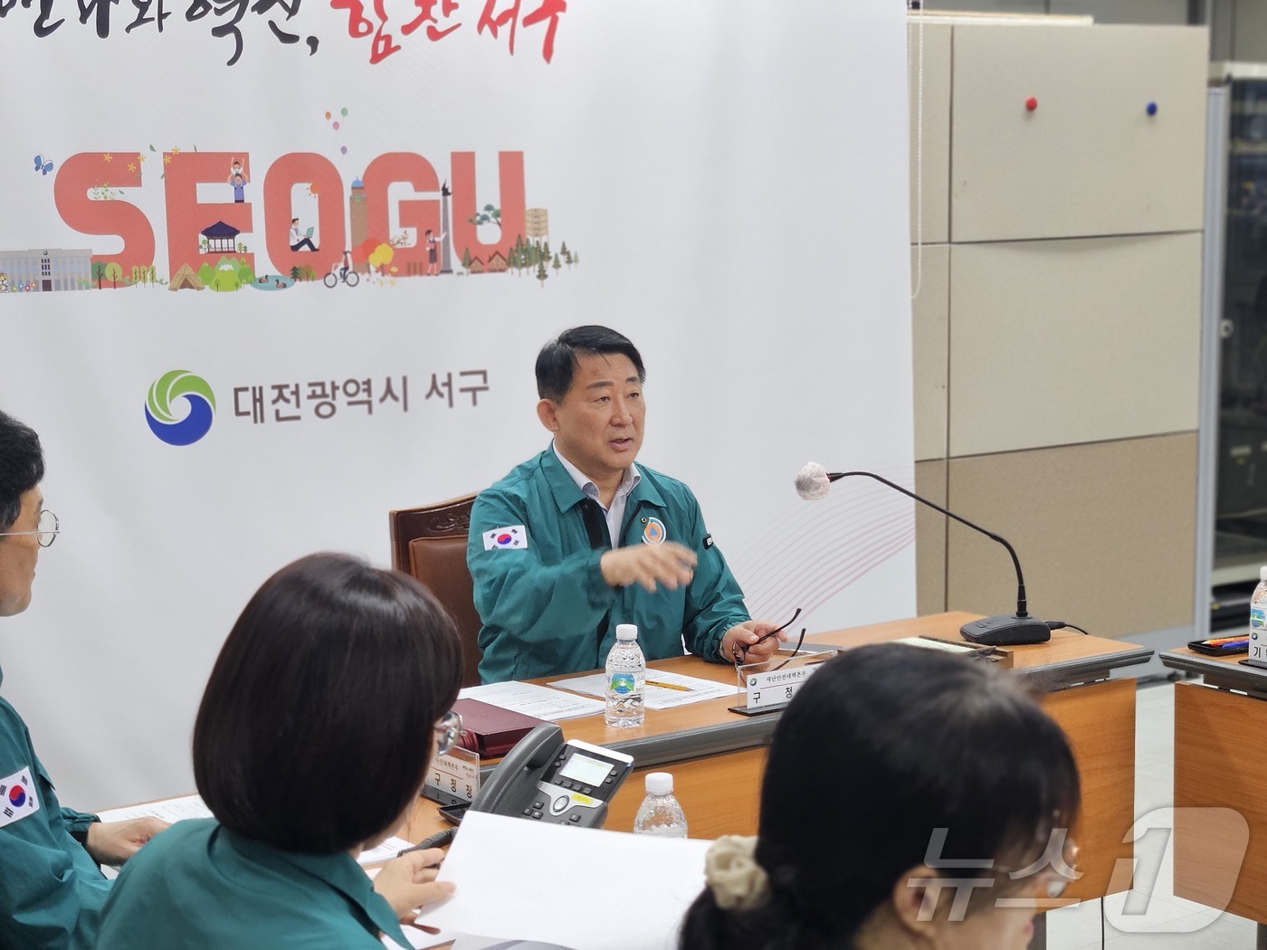 (대전=뉴스1) 김기태 기자 = 서철모 대전 서구청장이 28일 구청 재난상황실에서 국가정보자원관리원 화재 관련 긴급회의 주재하고 있다.이날 회의에는 서 청장 및 부구청장, 실·국장 …