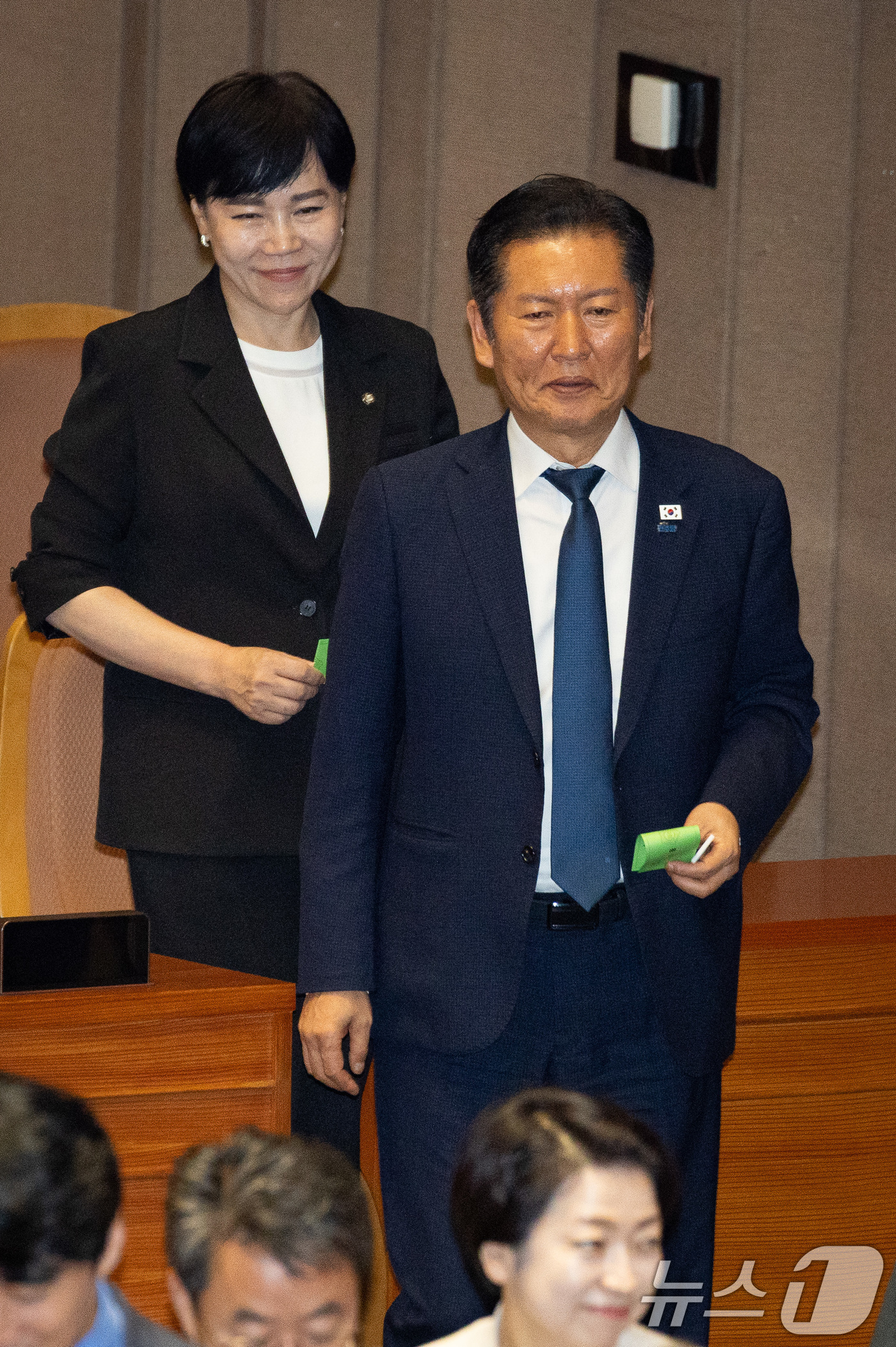 (서울=뉴스1) 유승관 기자 = 정청래 더불어민주당 대표와 전현희 최고위원이 28일 서울 여의도 국회에서 열린 제429회 국회(정기회) 제9차 본회의에서 국회법 일부개정법률안(위원 …