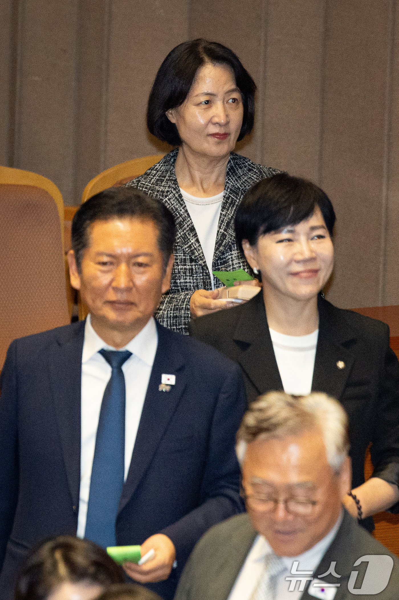 (서울=뉴스1) 유승관 기자 = 추미애 국회 법제사법위원장이 정청래 더불어민주당 대표, 전현희 최고위원과 28일 서울 여의도 국회에서 열린 제429회 국회(정기회) 제9차 본회의에 …