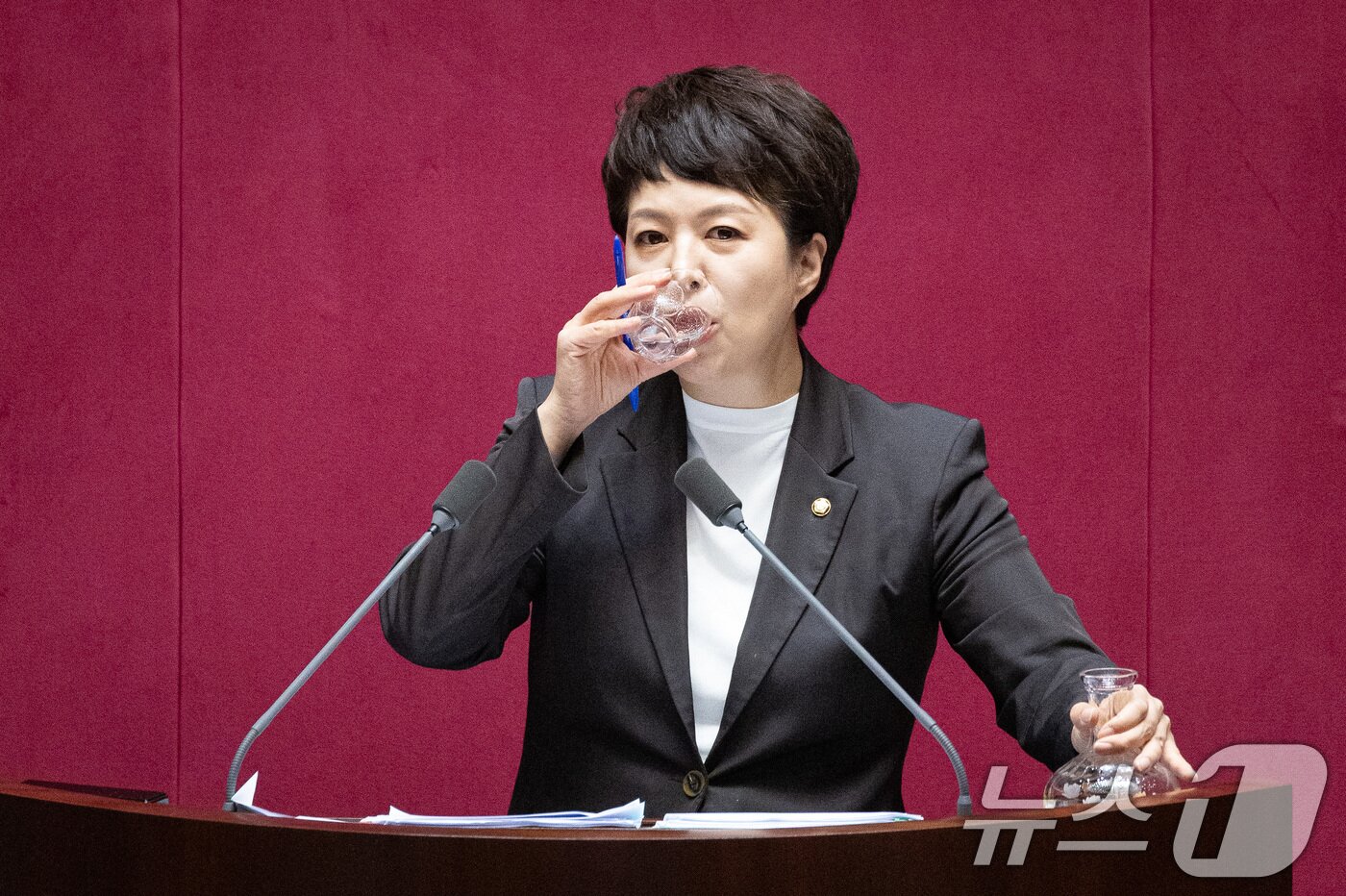 본문 이미지 - 김은혜 국민의힘 의원이 28일 서울 여의도 국회에서 열린 제429회 국회(정기회) 제9차 본회의에서 국회에서의 증언·감정 등에 관한 법률 일부개정법률안(대안)에 대한 무제한토론(필리버스터)에 앞서 물을 마시고 있다. 2025.9.28/뉴스1 ⓒ News1 유승관 기자