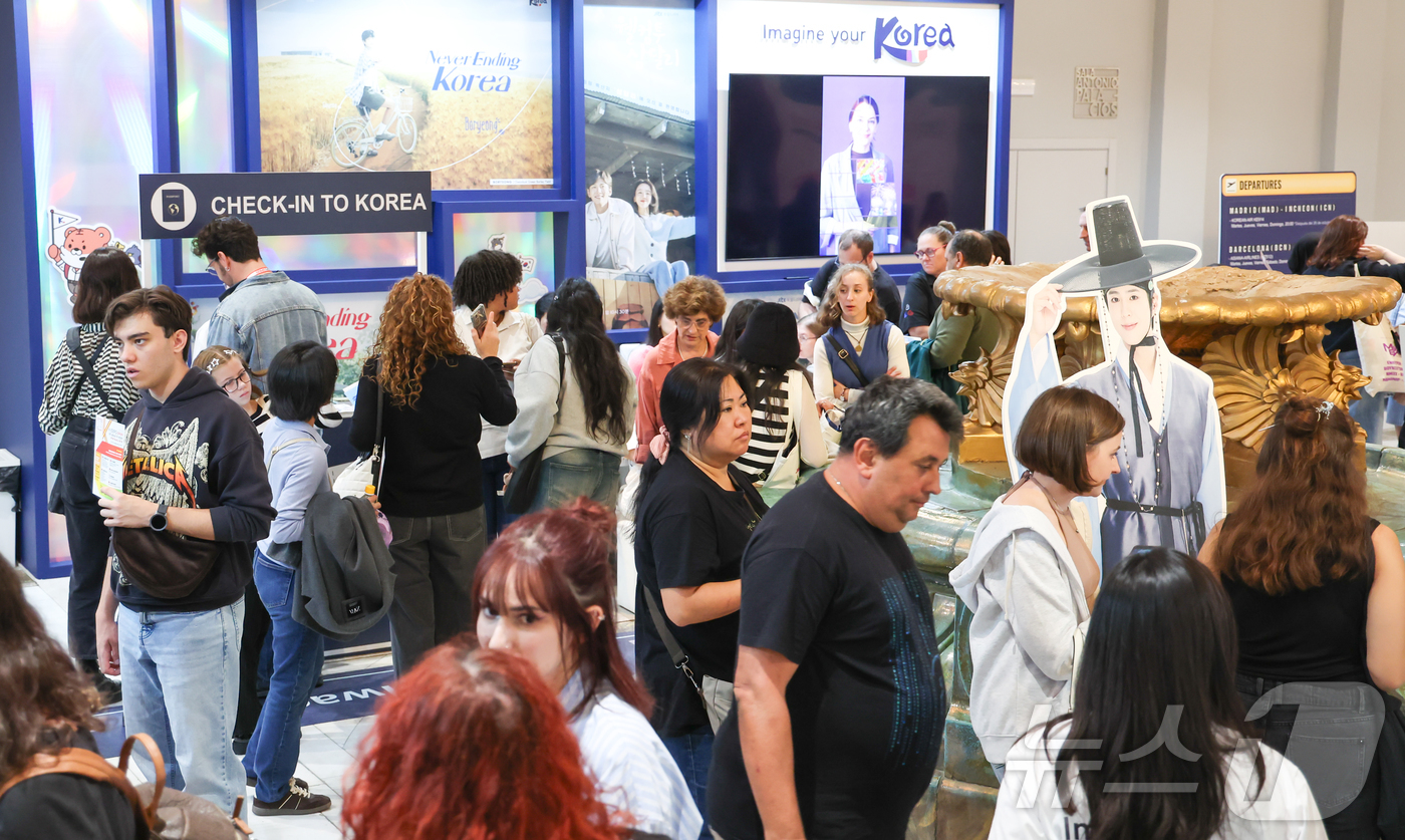 (마드리드(스페인)=뉴스1) 이준성 기자 = ‘2025 스페인 K-박람회’ 개막 첫날인 28일(현지시간) 행사가 열리고 있는 스페인 마드리드 아르테스 예술센터가 관람객들로 붐비고 …
