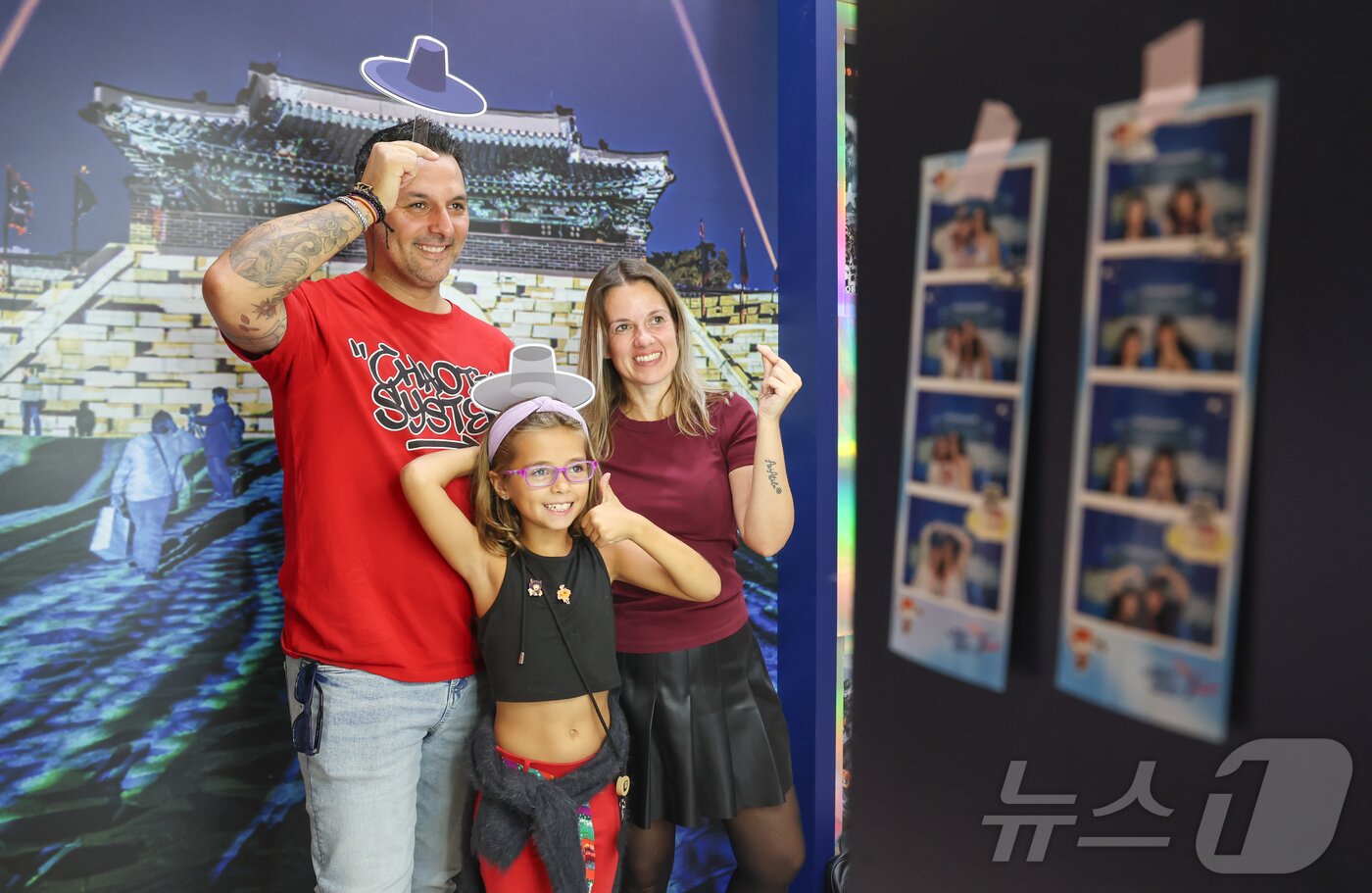 본문 이미지 - ‘2025 스페인 K-박람회’ 개막 첫날인 28일&#40;현지시간&#41; 행사가 열리고 있는 스페인 마드리드 아르테스 예술센터를 방문한 한 가족이 숭례문을 배경으로 ‘인생네컷’을 촬영하고 있다. &#40;사진가 우채연 제공, 재판매 및 DB금지&#41; 2025.9.28/뉴스1 ⓒ News1 이준성 기자