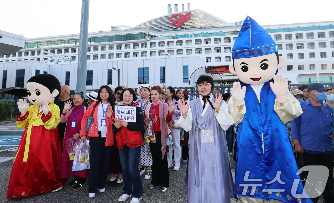 본문 이미지 - 중국 단체관광객의 무비자 입국이 시작된 29일 오전 크루즈를 타고 방한한 중국인 관광객들이 인천 연수구 인천항크루즈터미널을 통해 입국하며 손을 흔들고 있다.  2025.9.29/뉴스1 ⓒ News1 오대일 기자