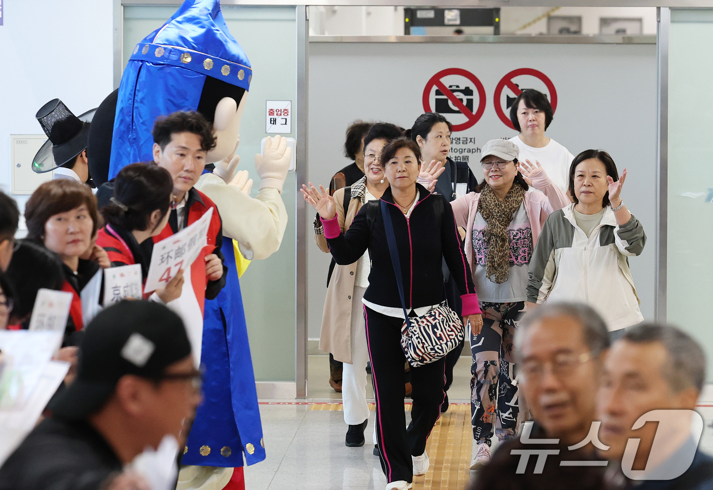 (인천항=뉴스1) 오대일 기자 = 중국 단체관광객의 무비자 입국이 시작된 29일 오전 크루즈를 타고 방한한 중국인 관광객들이 인천 연수구 인천항크루즈터미널을 통해 입국하며 손을 흔 …