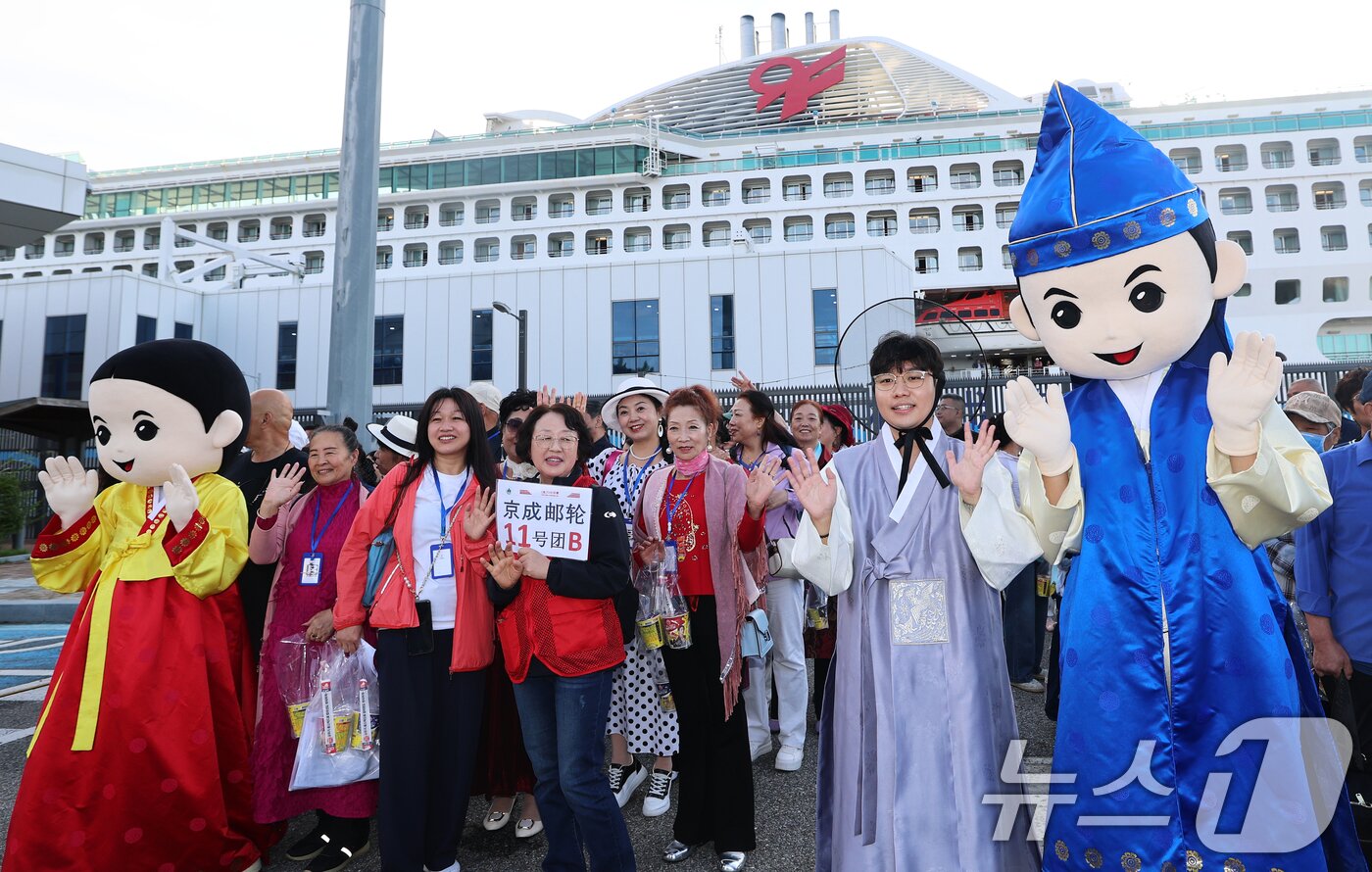본문 이미지 - 중국 단체관광객의 무비자 입국이 시작된 29일 오전 크루즈를 타고 방한한 중국인 관광객들이 인천 연수구 인천항크루즈터미널을 통해 입국하며 손을 흔들고 있다. 2025.9.29/뉴스1 ⓒ News1 오대일 기자