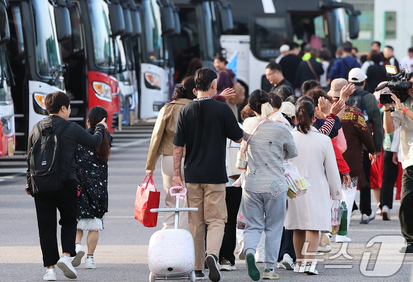 본문 이미지 - 중국 단체관광객의 무비자 입국이 시작된 29일 오전 크루즈를 타고 방한한 중국인 관광객들이 인천 연수구 인천항크루즈터미널을 통해 입국하며 손을 흔들고 있다. 2025.9.29/뉴스1 ⓒ News1 오대일 기자
