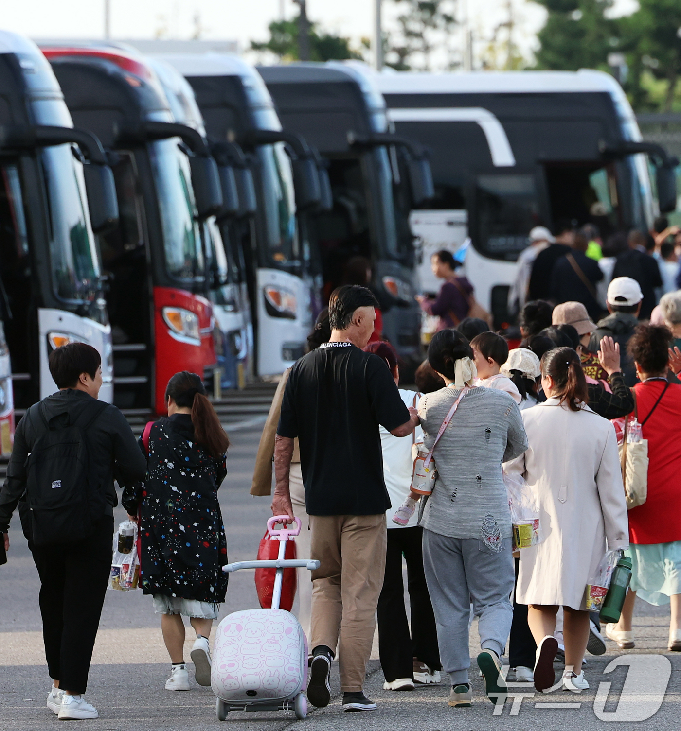 (인천항=뉴스1) 오대일 기자 = 중국 단체관광객의 무비자 입국이 시작된 29일 오전 크루즈를 타고 방한한 중국인 관광객들이 인천 연수구 인천항크루즈터미널을 통해 입국하며 손을 흔 …