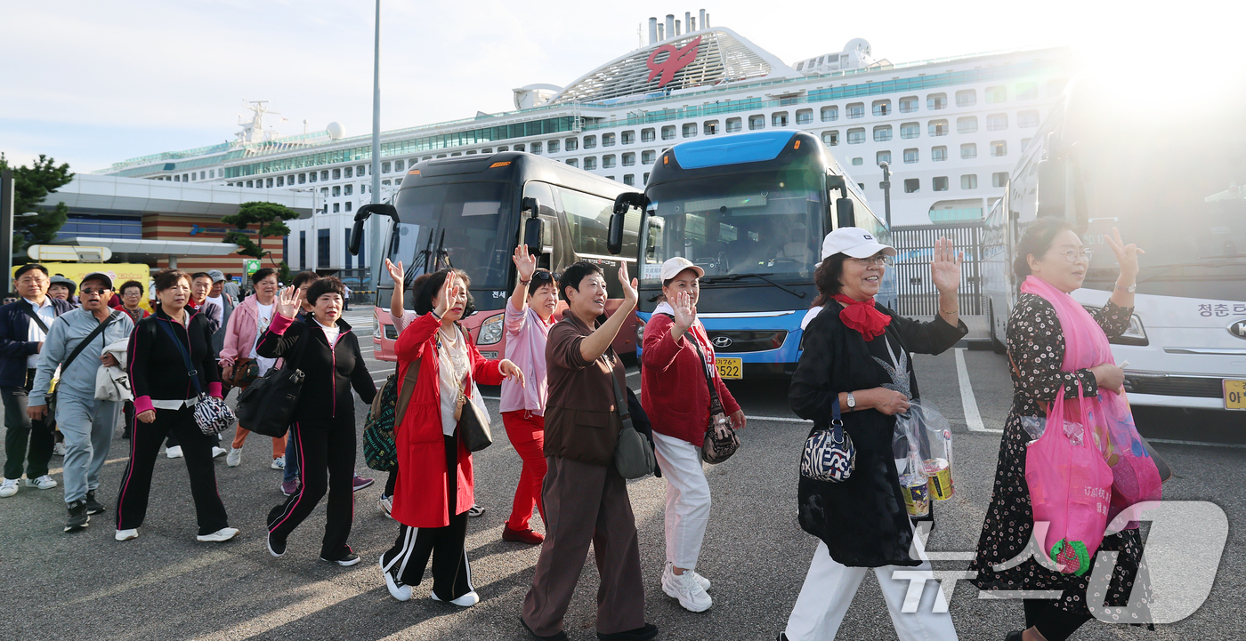 (인천항=뉴스1) 오대일 기자 = 중국 단체관광객의 무비자 입국이 시작된 29일 오전 크루즈를 타고 방한한 중국인 관광객들이 인천 연수구 인천항크루즈터미널을 통해 입국하며 손을 흔 …