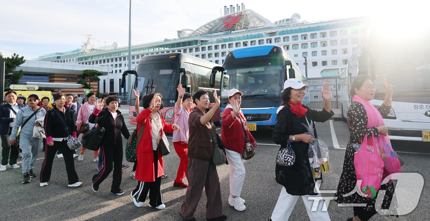 본문 이미지 - 중국 단체관광객의 무비자 입국이 시작된 9월 29일 오전 크루즈를 타고 방한한 중국인 관광객들이 인천 연수구 인천항크루즈터미널을 통해 입국하며 손을 흔들고 있다. 2025.9.29/뉴스1 ⓒ News1 오대일 기자