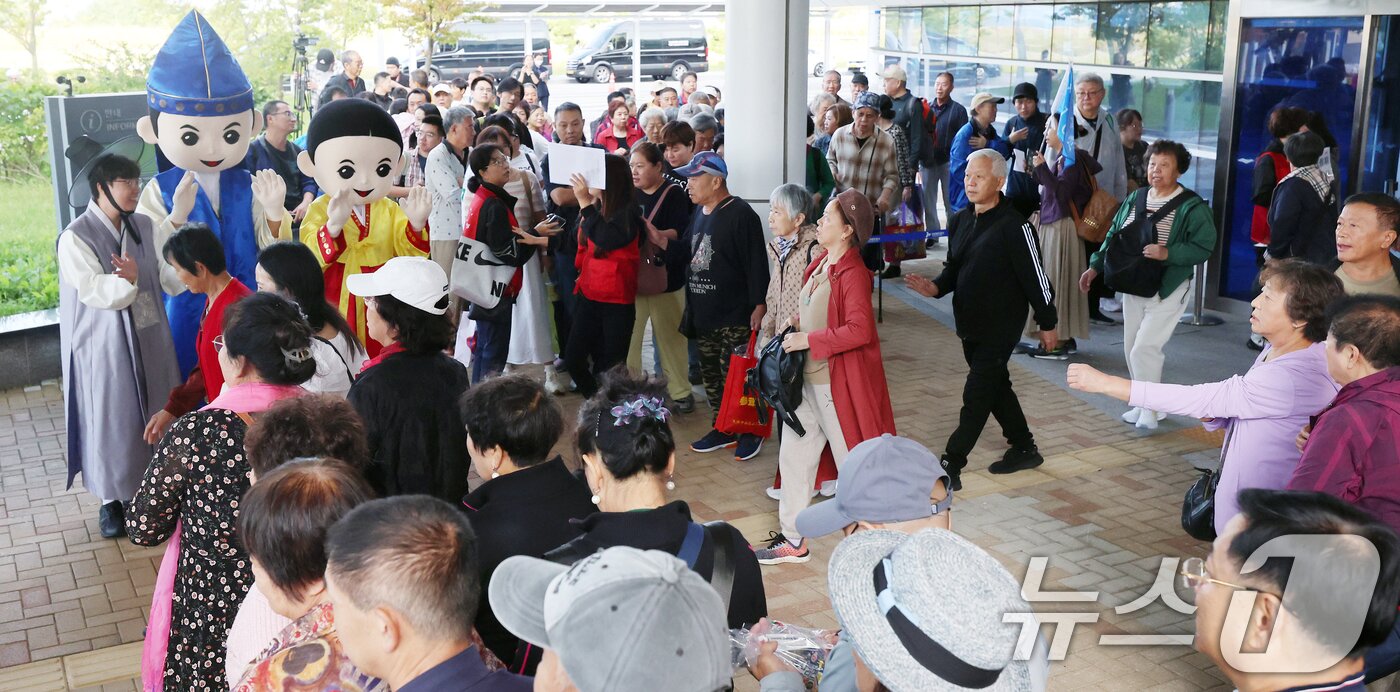 본문 이미지 - 중국 단체관광객의 무비자 입국이 시작된 29일 오전 크루즈를 타고 방한한 중국인 관광객들이 인천 연수구 인천항크루즈터미널을 통해 입국하고 있다.  2025.9.29/뉴스1 ⓒ News1 오대일 기자