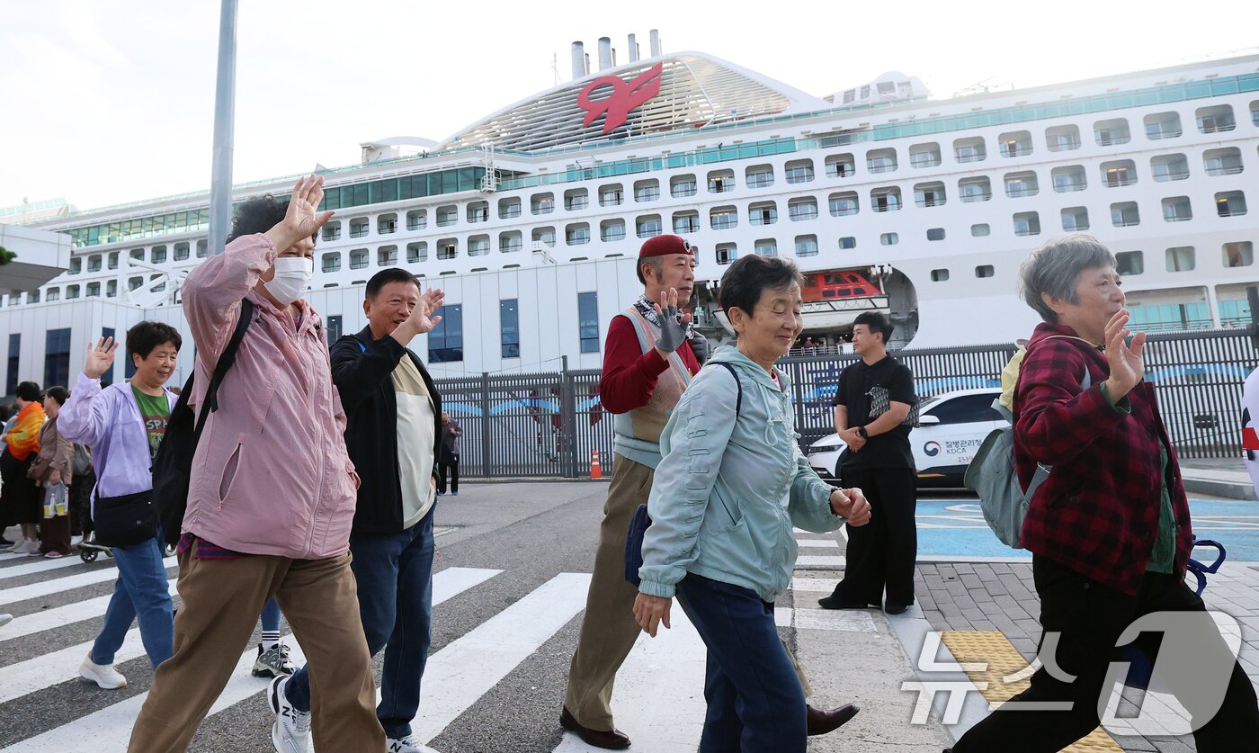 본문 이미지 - 중국 단체관광객의 무비자 입국이 시작된 29일 오전 크루즈를 타고 방한한 중국인 관광객들이 인천 연수구 인천항크루즈터미널을 통해 입국하며 손을 흔들고 있다.  2025.9.29/뉴스1 ⓒ News1 오대일 기자