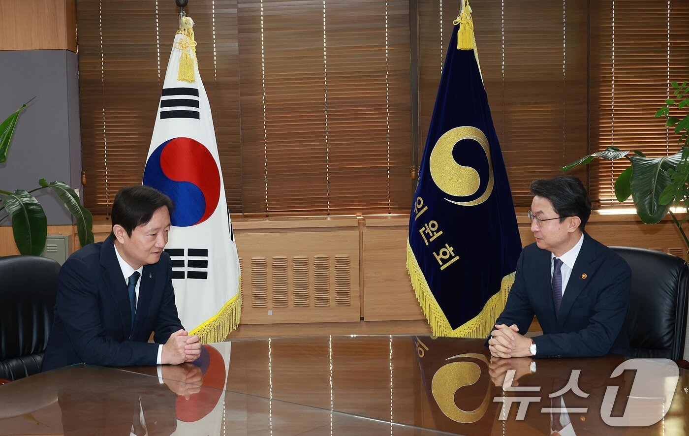 본문 이미지 - 이억원 금융위원장과 이찬진 금융감독원장이 29일 오전 서울 종로구 정부서울청사 금융위원장 접견실에서 긴급 회동을 갖고 있다. (금융위 제공, 재판매 및 DB금지)2025.9.29/뉴스1