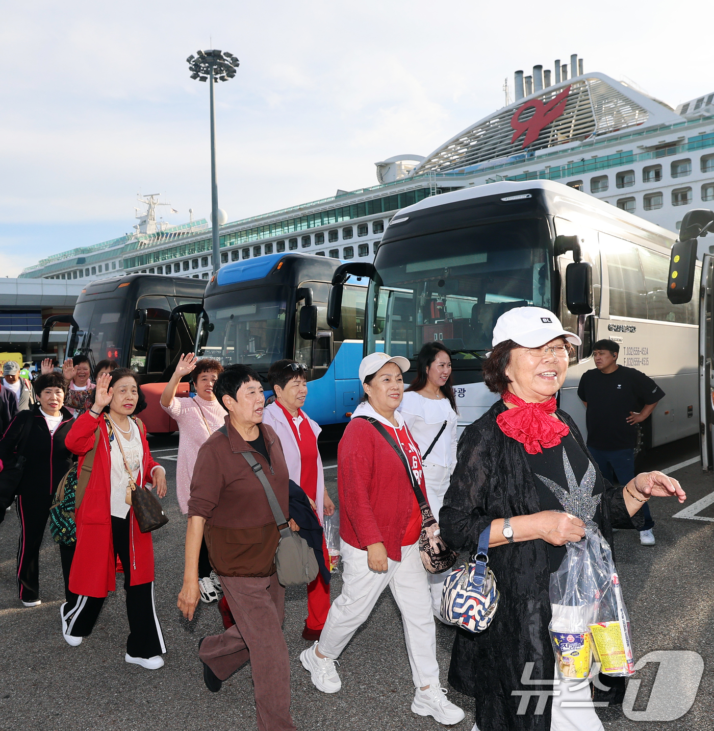 (인천항=뉴스1) 오대일 기자 = 중국 단체관광객의 무비자 입국이 시작된 29일 오전 크루즈를 타고 방한한 중국인 관광객들이 인천 연수구 인천항크루즈터미널을 통해 입국하며 손을 흔 …