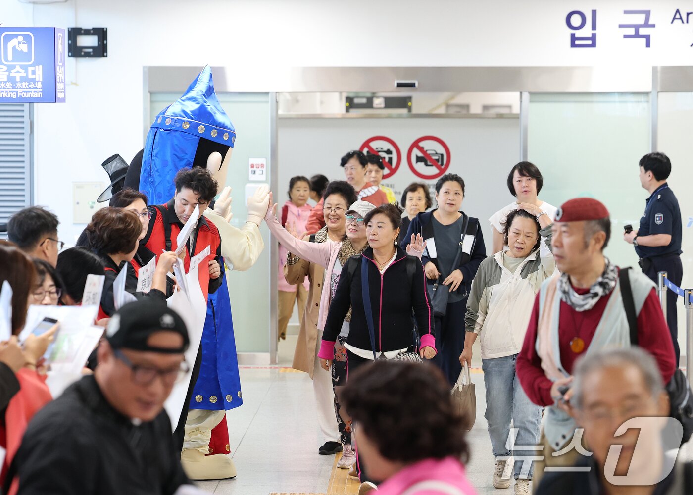 본문 이미지 - 중국 단체관광객의 무비자 입국이 시작된 29일 오전 크루즈를 타고 방한한 중국인 관광객들이 인천 연수구 인천항크루즈터미널을 통해 입국하며 손을 흔들고 있다.  2025.9.29/뉴스1 ⓒ News1 오대일 기자