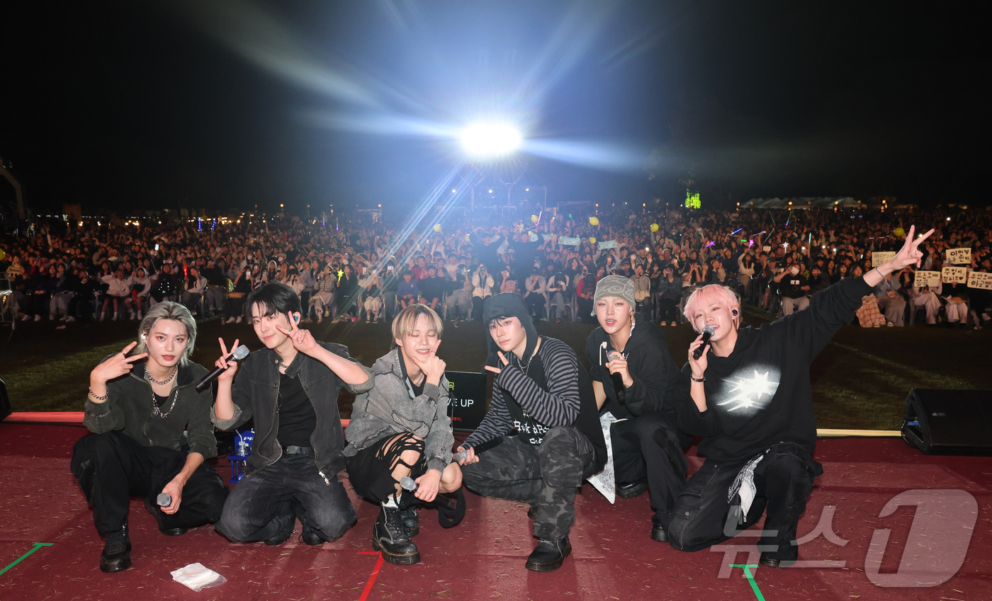 (서산=뉴스1) 김기태 기자 = 28일 서산해미읍성축제 메인무대에서 라이징 보이그룹 엔카이브(NCHIVE)가 콘서트를 마친 후 기념촬영을 하고 있다. (서산문화재단 제공. 재판매 …