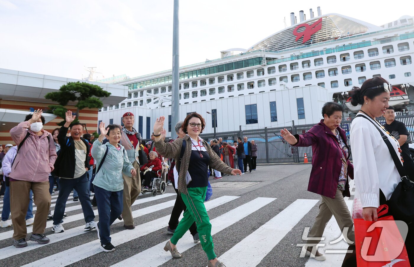 본문 이미지 - 중국 단체관광객의 무비자 입국이 시작된 29일 오전 크루즈를 타고 방한한 중국인 관광객들이 인천 연수구 인천항크루즈터미널을 통해 입국하며 손을 흔들고 있다. 정부는 9월 29일부터 내년 6월 30일까지 중국인 단체관광객의 무비자 입국을 허용하기로 했다. 이 기간 중국인 단체관광객들은 15일 범위 내에서 무비자로 입국해 관광할 수 있다. 2025.9.29/뉴스1 ⓒ News1 오대일 기자