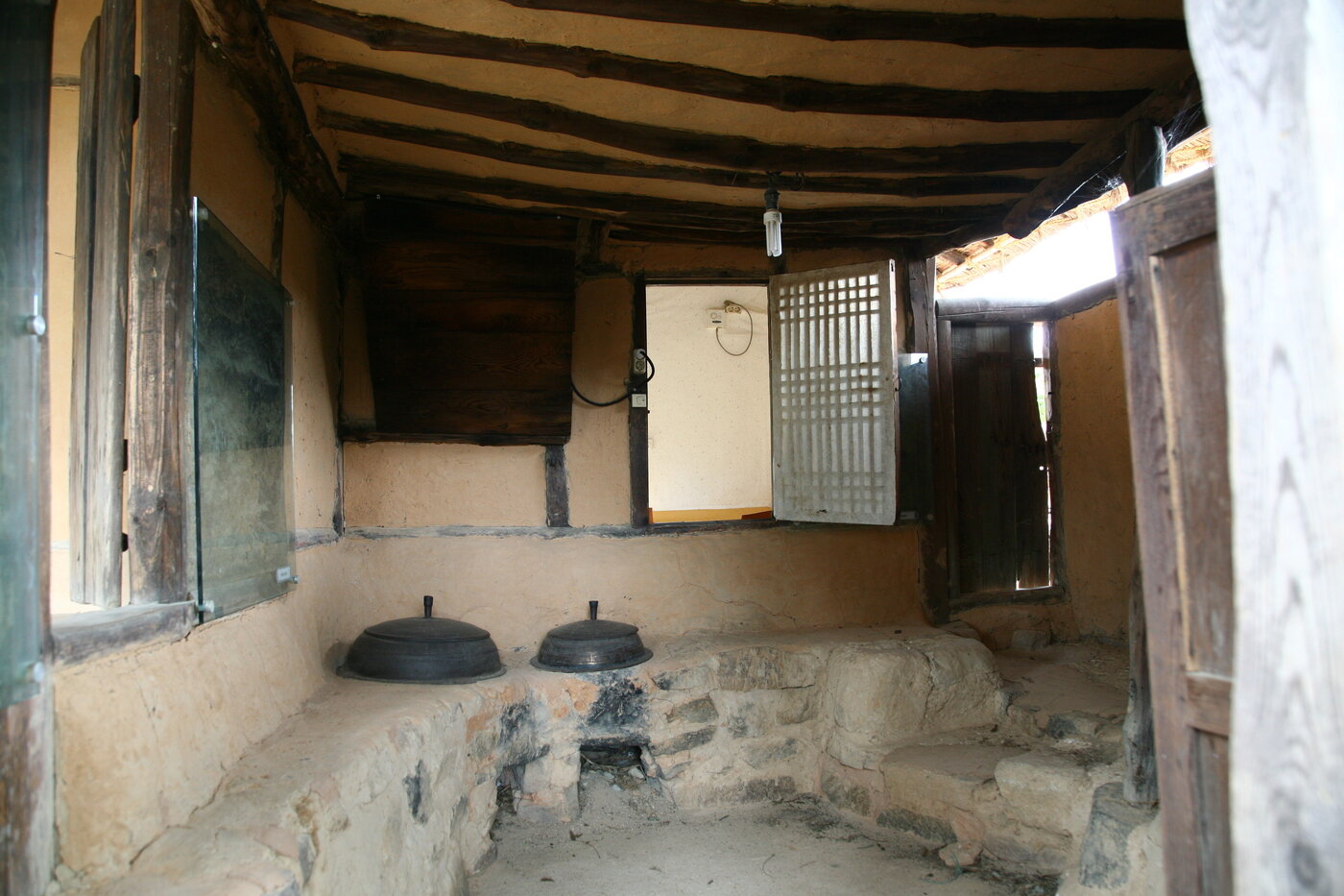 본문 이미지 - '예천 삼강나루 주막'의 부엌 모습(국가유산청 제공)