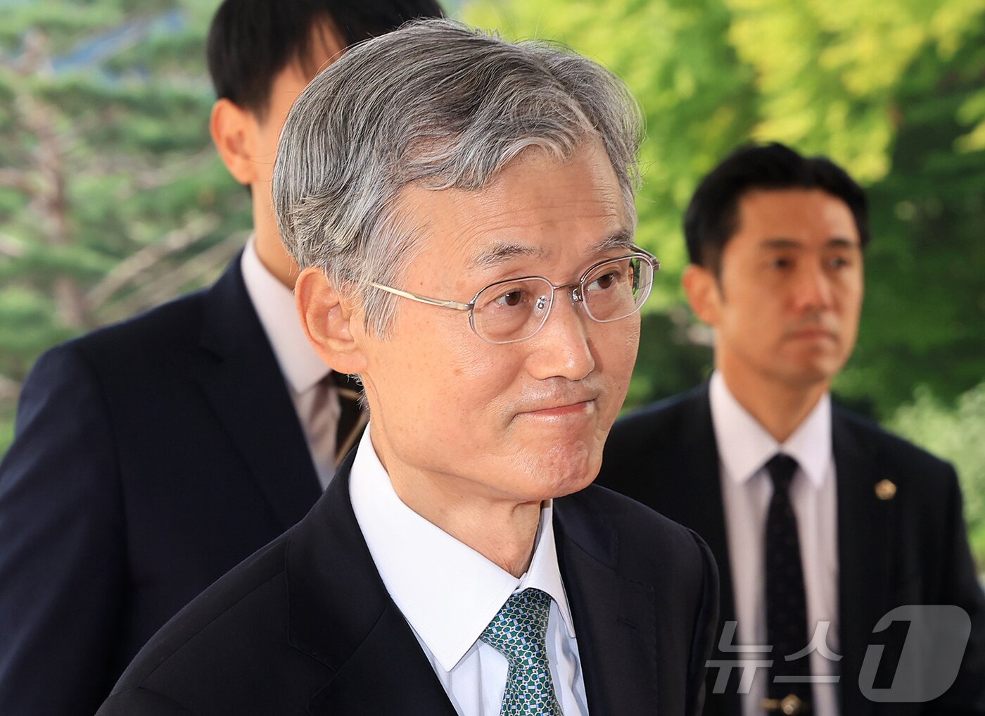 본문 이미지 - 조희대 대법원장이 29일 오전 서울 서초구 대법원으로 출근하고 있다. 한편, 조 대법원장은 30일 예정된 국회 법제사법위원회의 ‘대법원장 대선 개입 의혹 긴급 청문회’에 출석하지 않겠다는 뜻을 담은 의견서를 지난 26일 국회에 제출했다. 2025.9.29/뉴스1 ⓒ News1 김진환 기자