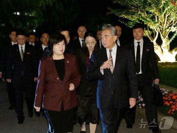 본문 이미지 - 왕이 중국 외교부장과 최선희 북한 외무상이 28일 베이징에서 산책 회담을 하고 있다. &#40;중국 외교부 홈페이지&#41; ⓒ News1 정은지 특파원