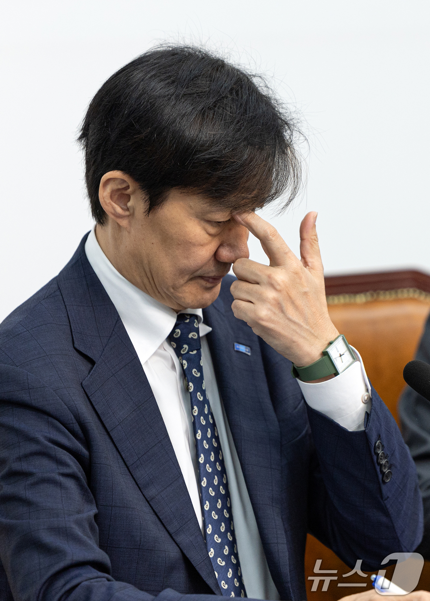 (서울=뉴스1) 이승배 기자 = 조국 조국혁신당 비상대책위원장이 29일 서울 여의도 국회에서 열린 비상대책위원회 회의에 참석해 눈가를 만지고 있다. 2025.9.29/뉴스1