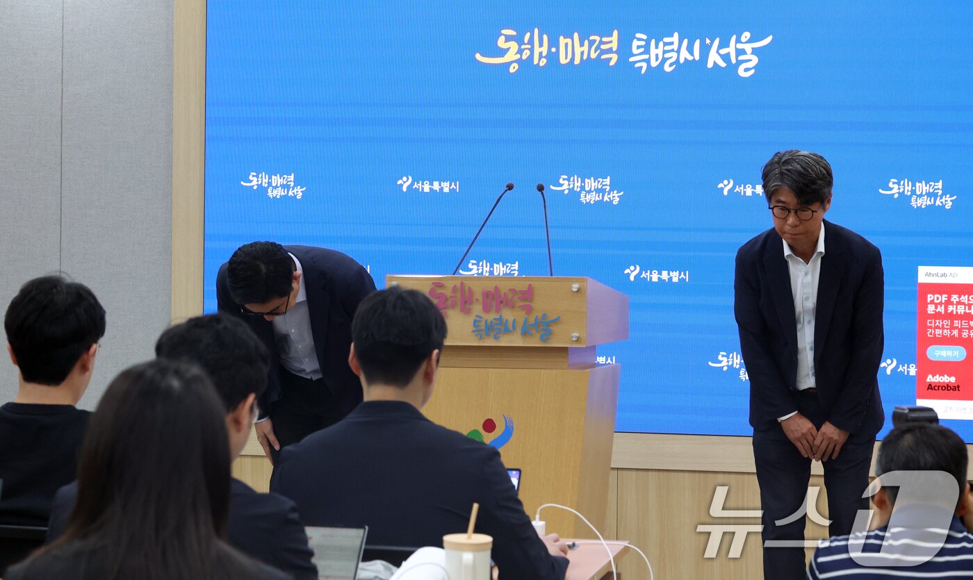 본문 이미지 - 박진영 서울시 미래한강본부장&#40;왼쪽&#41;이 29일 오전 서울 중구 시청 브리리핑룸에서 한강버스의 일반 승객 탑승 중단 관련 관련 브리핑에 앞서 인사를 하고 있다. 2025.9.29/뉴스12025.9.29/뉴스1 ⓒ News1 김명섭 기자