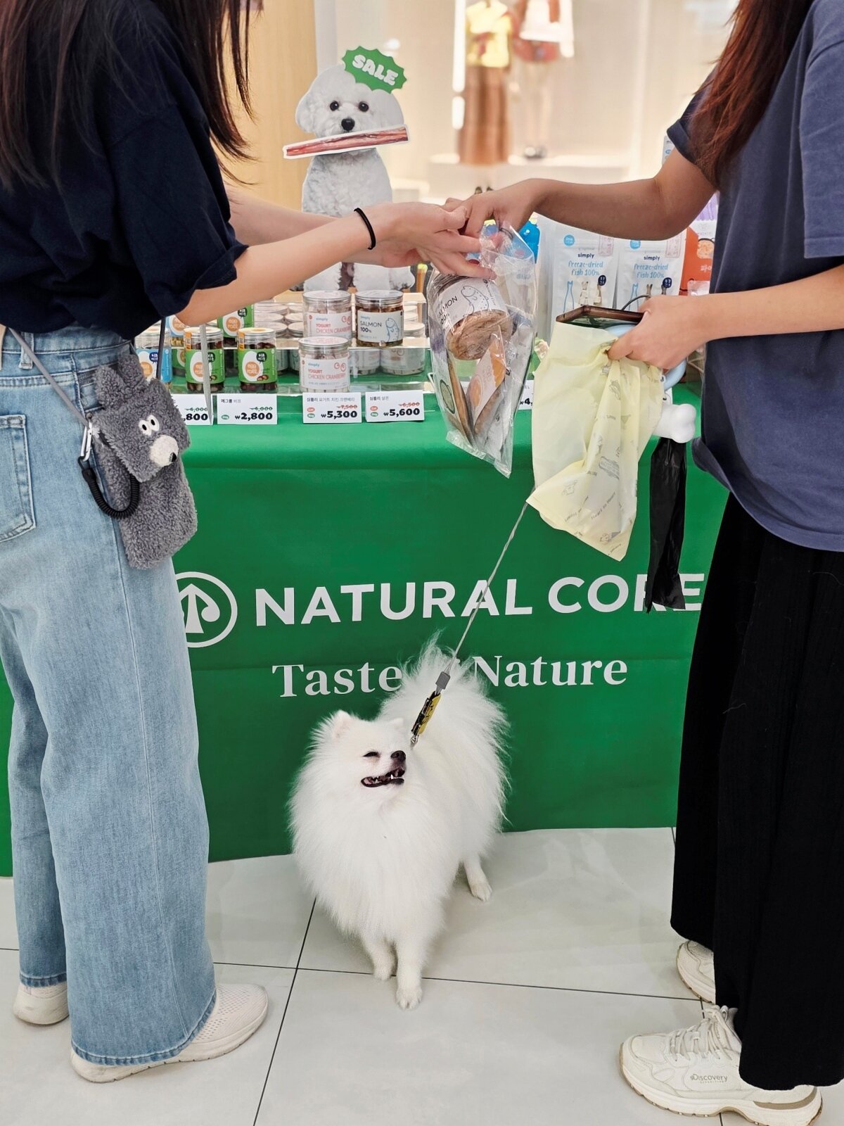 본문 이미지 - 네츄럴코어 부스에 방문한 방문객이 제품 구매 후 사은품을 받아가는 모습&#40;업체 제공&#41; ⓒ 뉴스1