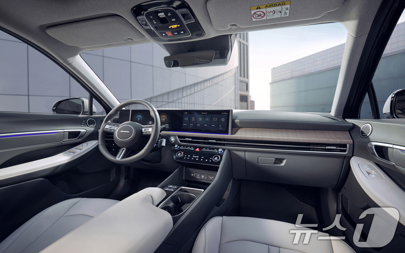 (서울=뉴스1) = 현대자동차가 국내 대표 중형 세단 쏘나타의 연식 변경 모델인 ‘2026 쏘나타 디 엣지’를 29일 출시하고 본격적인 판매를 시작한다.사진은 2026 쏘나타 디 …