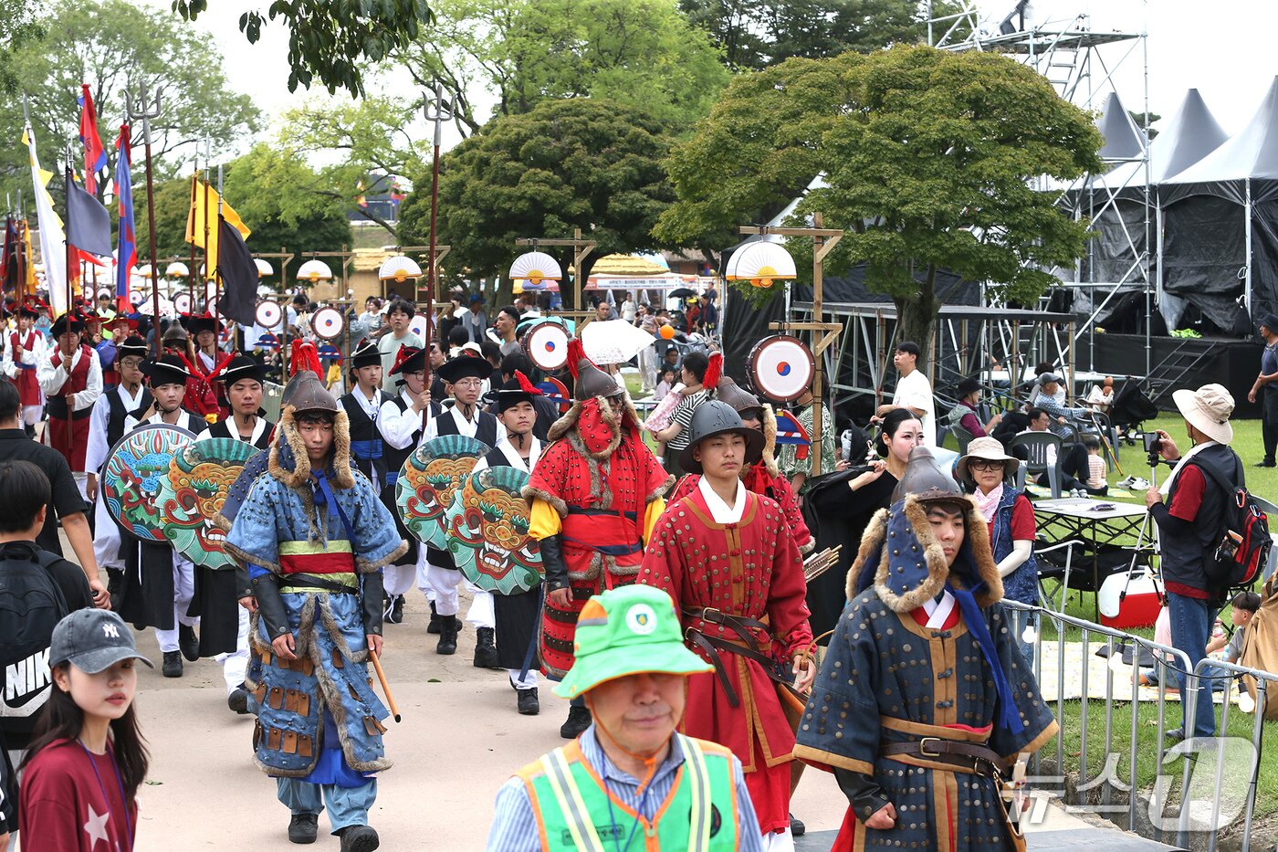 본문 이미지 - 지난 27일 해미읍성 일원에서 진행된 제22회 서산해미읍성축제에서 태종대왕행렬 모습(서산시 제공. 재판매 및 DB금지)2025.9.29/뉴스1