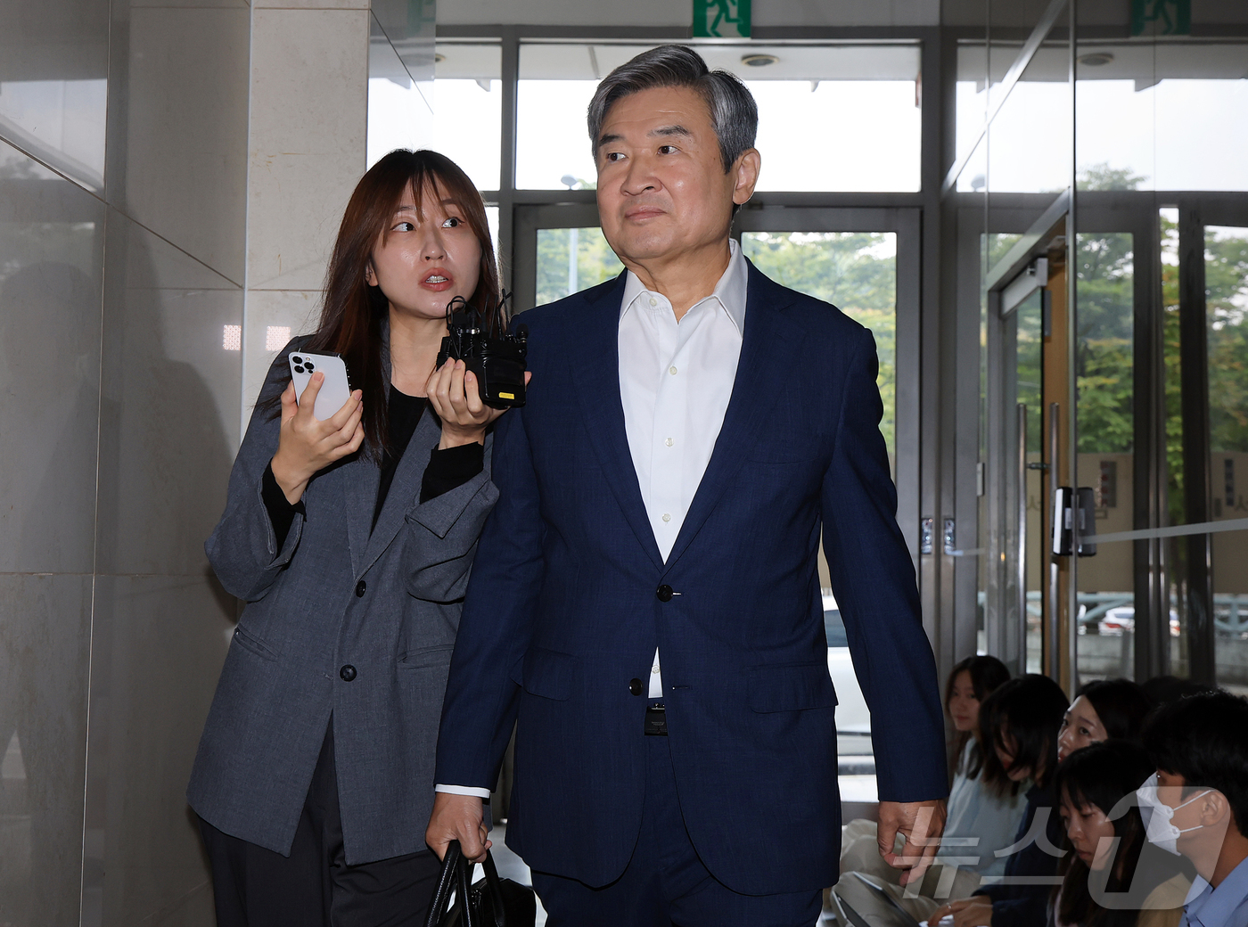 (서울=뉴스1) 김진환 기자 = 조태용 전 국정원장이 29일 오전 서울 서초구 순직해병 특검팀(이명현 특별검사) 사무실에서 조사를 받기 위해 출석하고 있다. 2025.9.29/뉴스 …