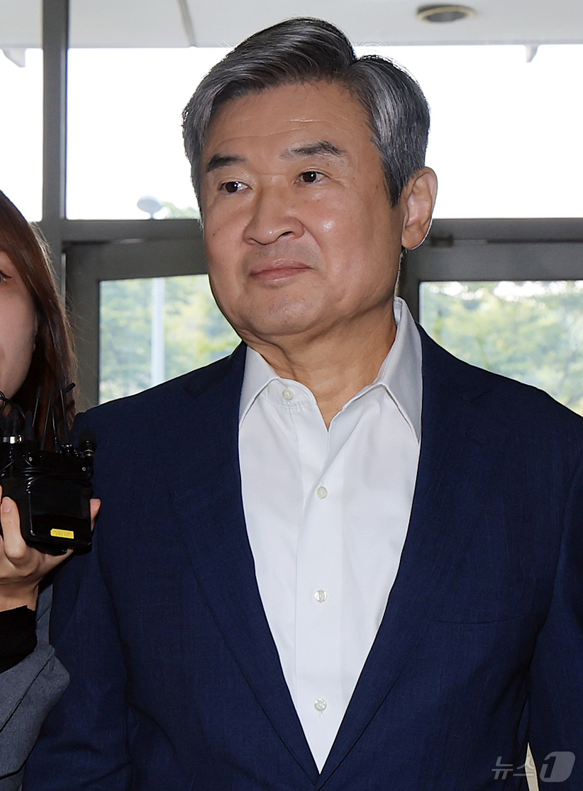 (서울=뉴스1) 김진환 기자 = 조태용 전 국정원장이 29일 오전 서울 서초구 순직해병 특검팀(이명현 특별검사) 사무실에서 조사를 받기 위해 출석하고 있다. 2025.9.29/뉴스 …