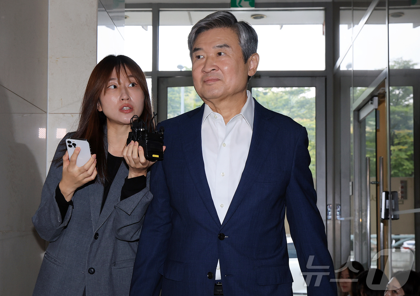 (서울=뉴스1) 김진환 기자 = 조태용 전 국정원장이 29일 오전 서울 서초구 순직해병 특검팀(이명현 특별검사) 사무실에서 조사를 받기 위해 출석하고 있다. 2025.9.29/뉴스 …