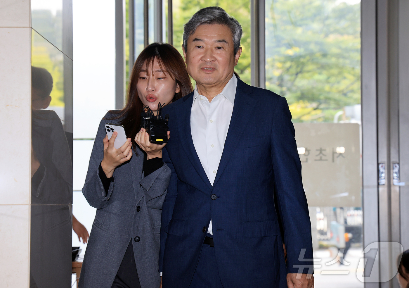 (서울=뉴스1) 김진환 기자 = 조태용 전 국정원장이 29일 오전 서울 서초구 순직해병 특검팀(이명현 특별검사) 사무실에서 조사를 받기 위해 출석하고 있다. 2025.9.29/뉴스 …