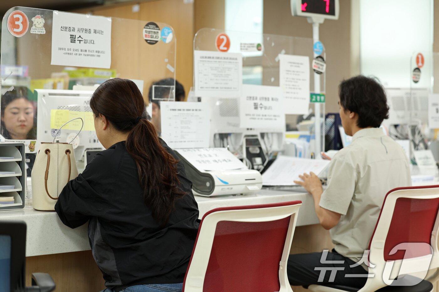 본문 이미지 - 29일 오전 광주 동구 지산1동 행정복지센터에서 민원인들이 서류를 발급받고 있다. 2025.9.29/뉴스1 ⓒ News1 이승현 기자