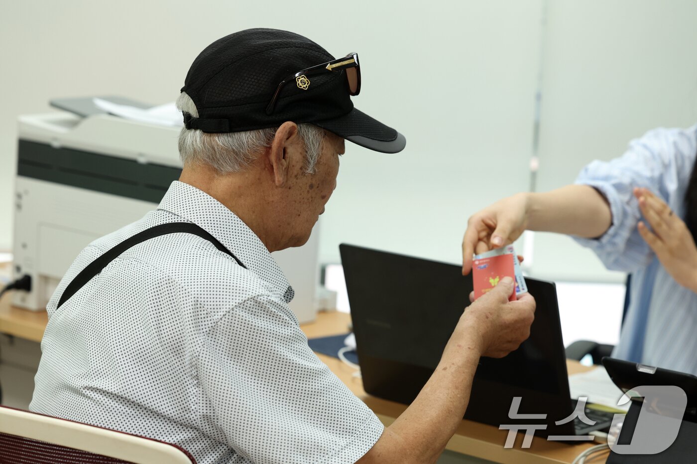 본문 이미지 - 29일 오전 광주 동구 지산1동 행정복지센터에서 민원인들이 소비쿠폰을 발급 받고 있다. 2025.9.29/뉴스1 ⓒ News1 이승현 기자