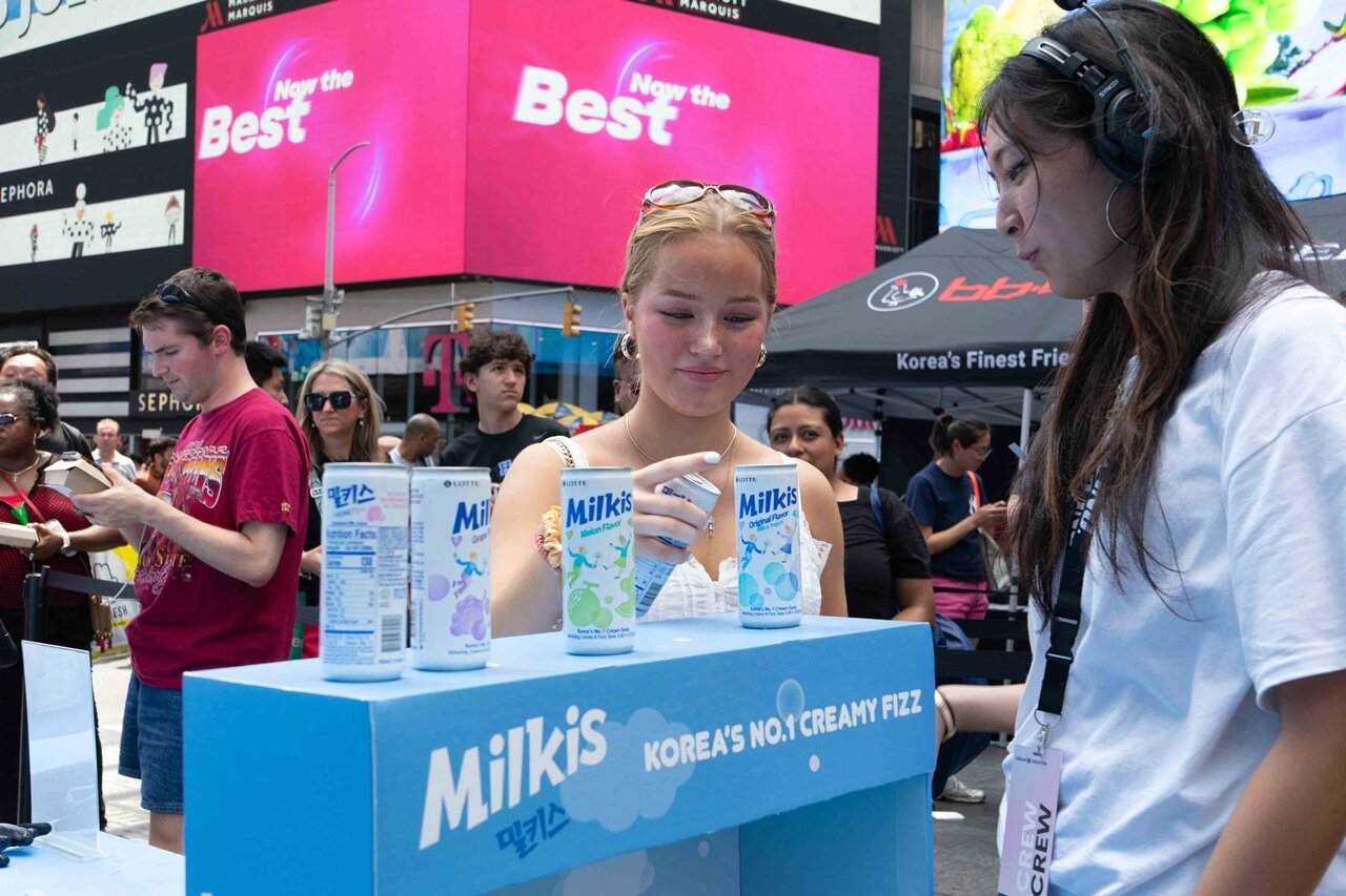 본문 이미지 - 뉴욕타임스퀘어에 마련된 밀키스 부스에서 관람객이 이벤트에 참여하는 모습&#40;롯데칠성음료 제공&#41;