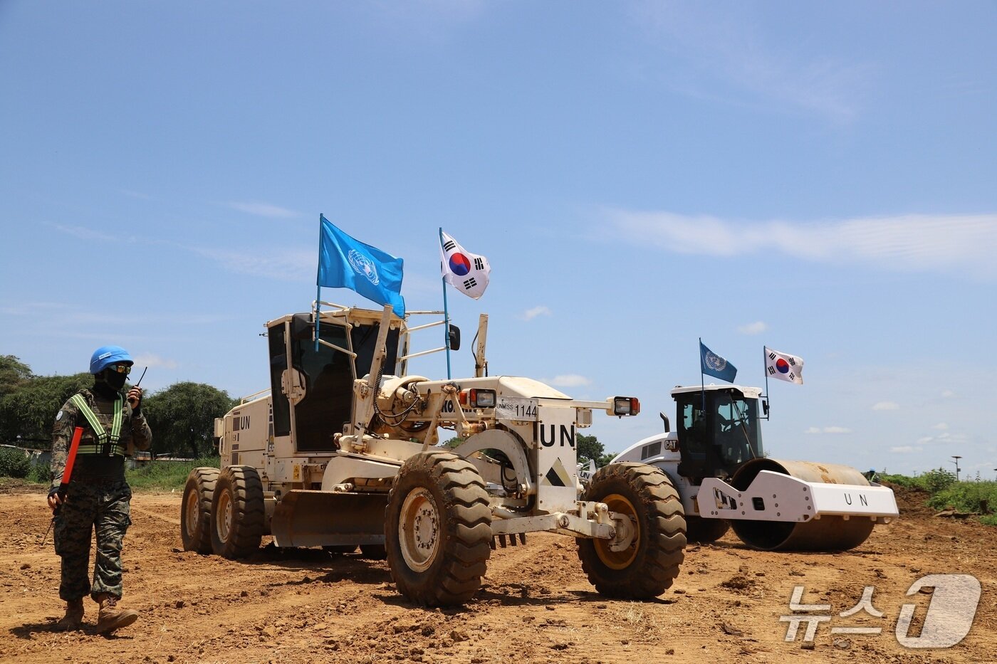 본문 이미지 - 한빛부대 장병들이 보르 공항 보수 작전으로 활주로 1.8km를 신설하고 있다. &#40;합동참모본부 제공&#41;