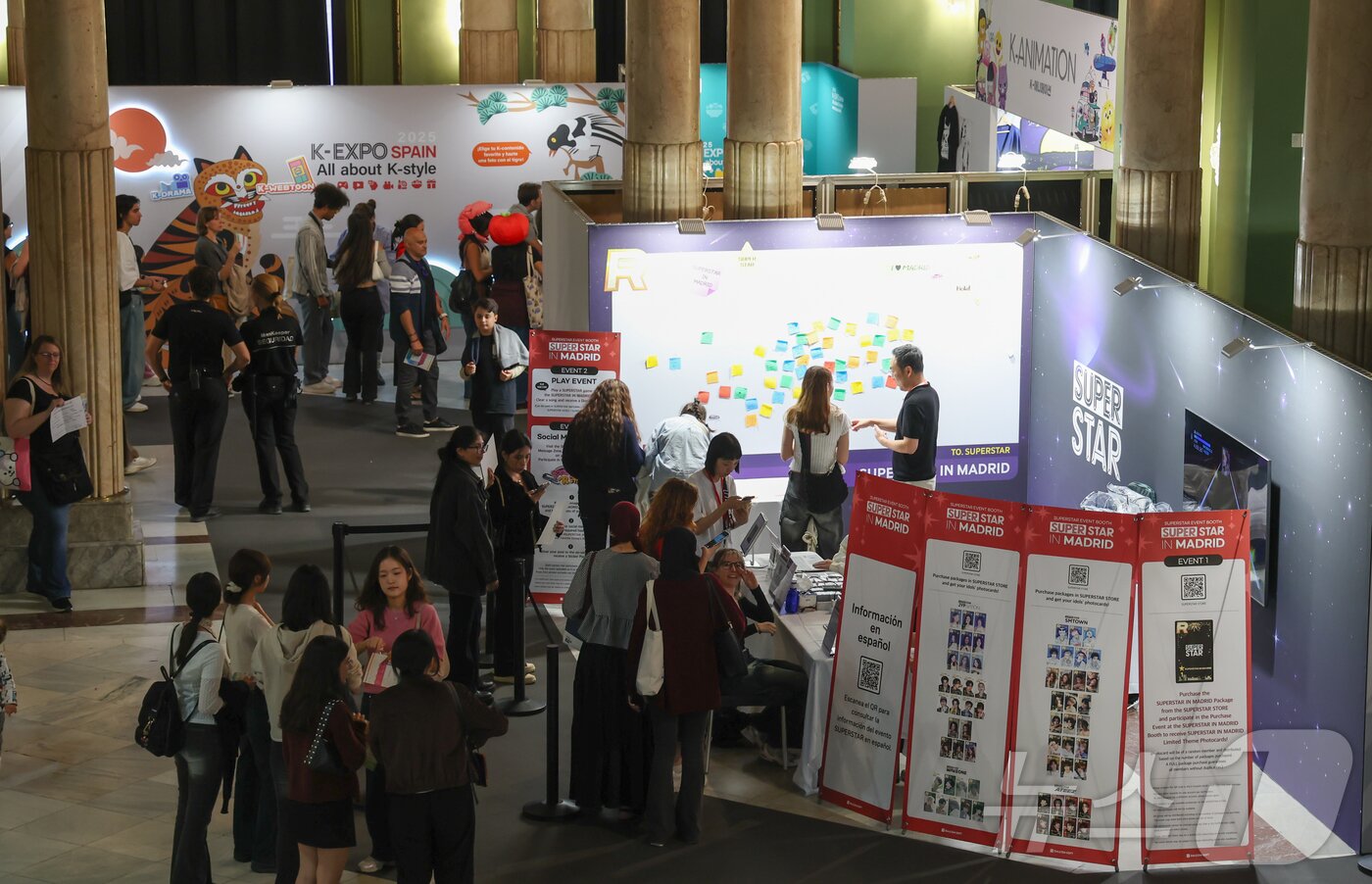 본문 이미지 - 28일&#40;현지시간&#41; 스페인 마드리드 아르테스 예술센터에서 열린 ‘2025 스페인 K-박람회’ 를 찾은 관람객들이 K콘텐츠 관련 부스들을 살펴보고 있다. &#40;사진가 우채연 제공, 재판매 및 DB금지&#41; 2025.9.29/뉴스1 ⓒ News1 이준성 기자