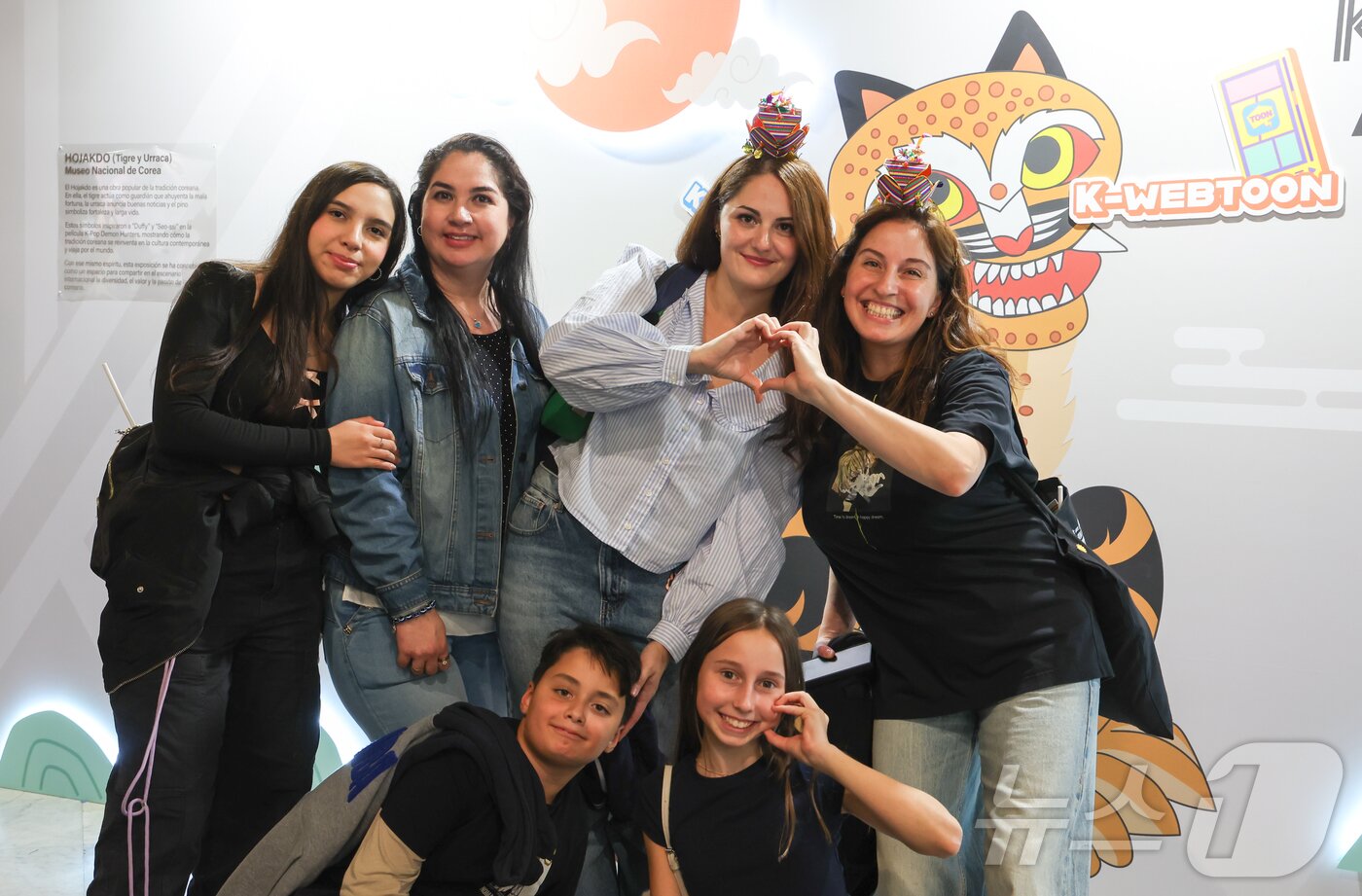 본문 이미지 - 28일&#40;현지시간&#41; 스페인 마드리드 아르테스 예술센터에서 열린 ‘2025 스페인 K-박람회’ 를 찾은 관람객들이 호작도 앞에서 기념 촬영을 하고 있다. &#40;사진가 우채연 제공, 재판매 및 DB금지&#41; 2025.9.29/뉴스1 ⓒ News1 이준성 기자