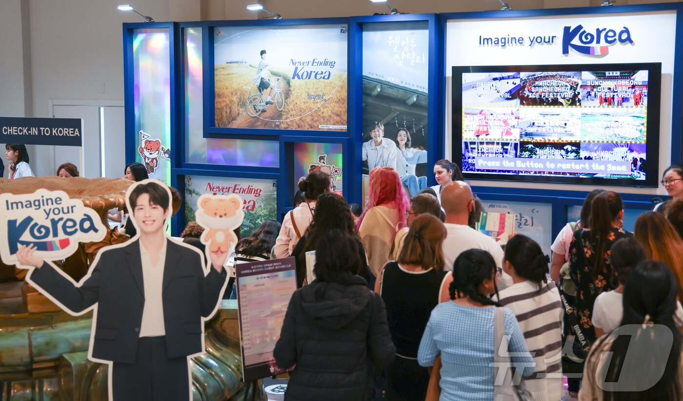 본문 이미지 - 28일&#40;현지시간&#41; 스페인 마드리드 아르테스 예술센터에서 열린 ‘2025 스페인 K-박람회’ 를 찾은 관람객들이 K콘텐츠 관련 부스들을 살펴보고 있다. &#40;사진가 우채연 제공, 재판매 및 DB금지&#41; 2025.9.29/뉴스1 ⓒ News1 이준성 기자