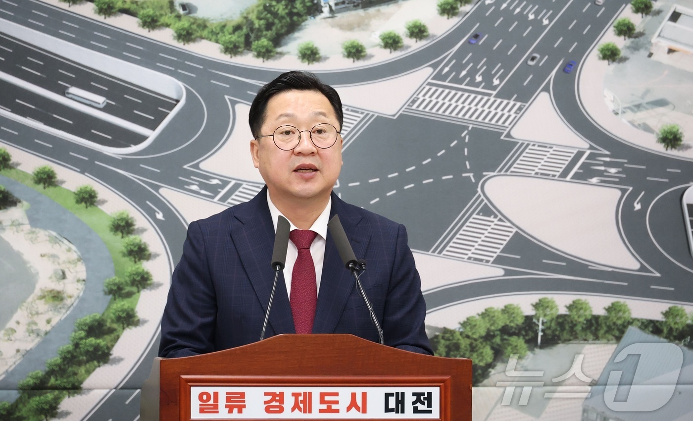 (대전=뉴스1) 이동원 기자 = 이장우 대전시장이 29일 시청 기자실에서 브리핑을 열고 오는 10월 1일부터 외삼~유성복합터미널 BRT 연결도로를 임시 개통하고, 유성IC~장대교차 …