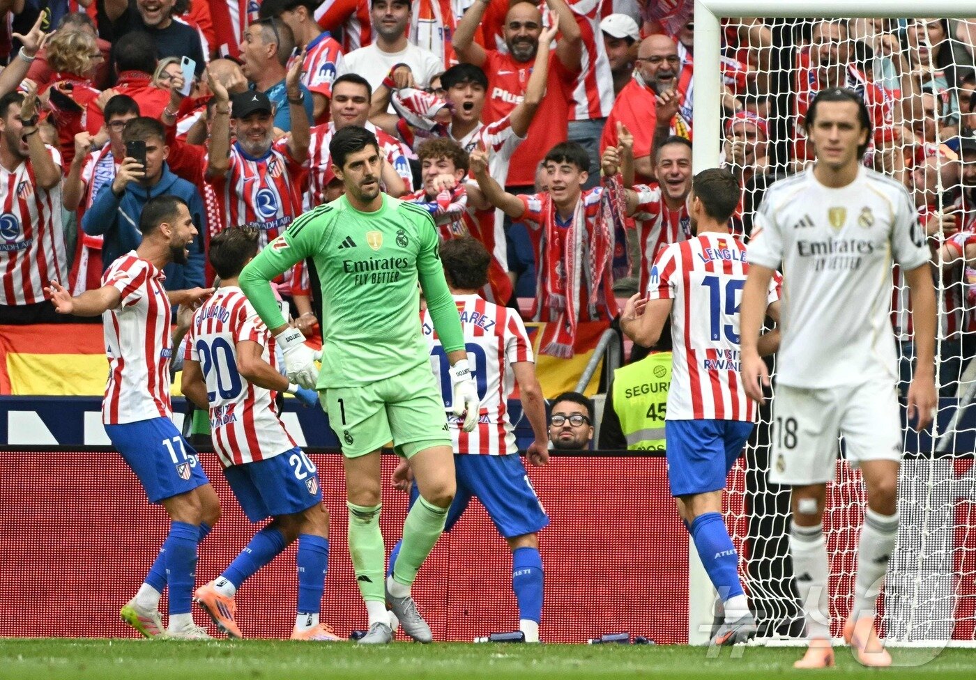 본문 이미지 - 레알 마드리드가 아틀레티코 마드리드와 &#39;마드리드 더비&#39;에서 시즌 첫 리그 패배를 당했다. ⓒ AFP=뉴스1