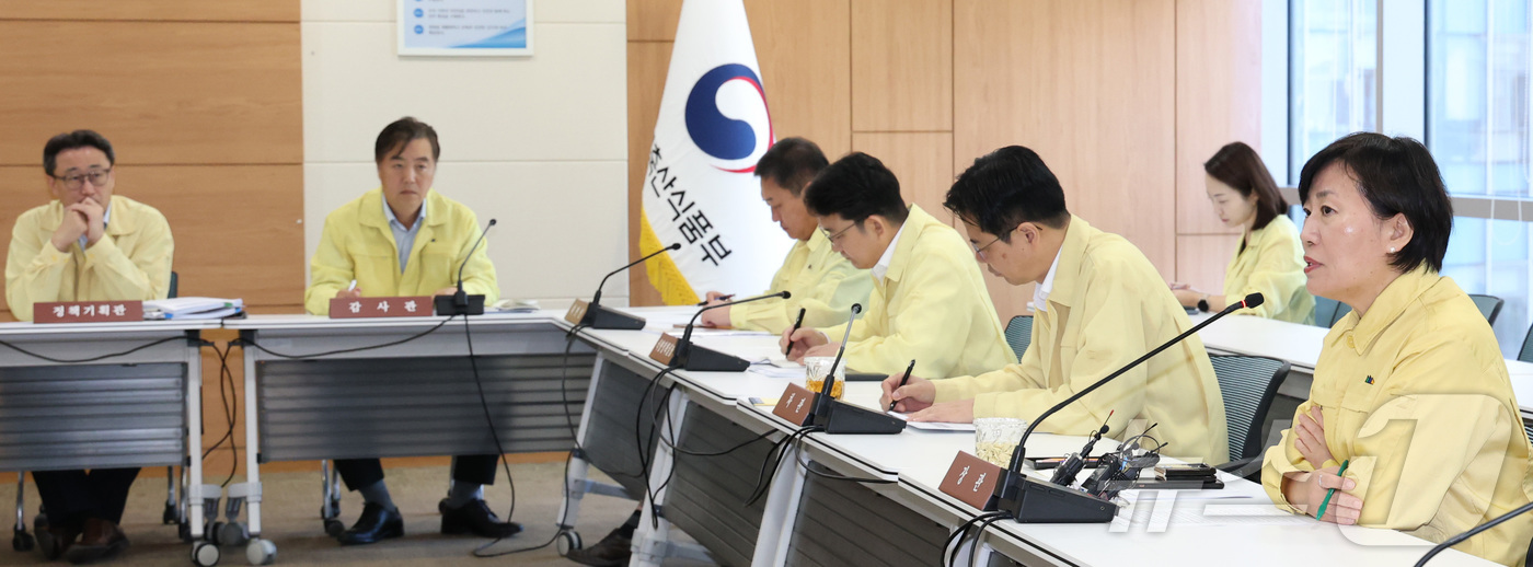 (세종=뉴스1) 김기남 기자 = 송미령 농림축산식품부 장관이 29일 오전 세종시 정부세종청사에서 열린 국가정보자원관리원(국정자원) 행정정보시스템 화재 관련 농림축산식품부 대응점검회 …